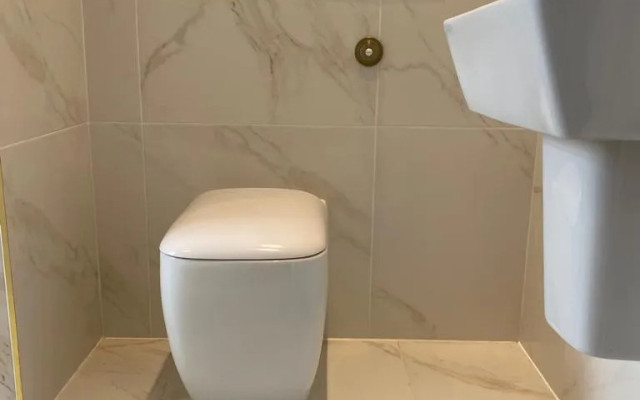 Ipswich Plumb Store - Round shape back-to-wall toilet with a wall-hung basin