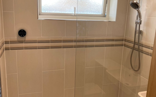 Ipswich Plumb Store - Walk-in Shower Enclosure with a Concealed Valve Shower