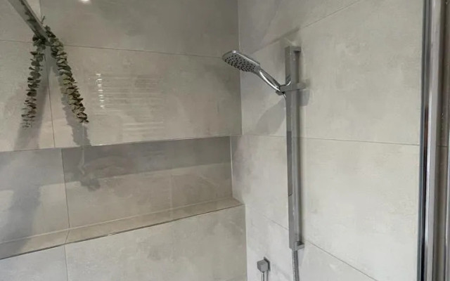 Ipswich Plumb Store - Shower panel and large square shower head